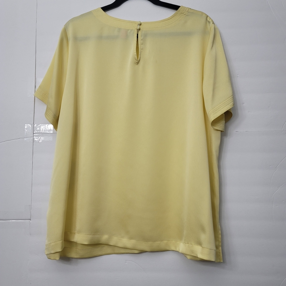 Vince Camuto Floral Beauty Yellow Iris Top - Picture 2 of 6